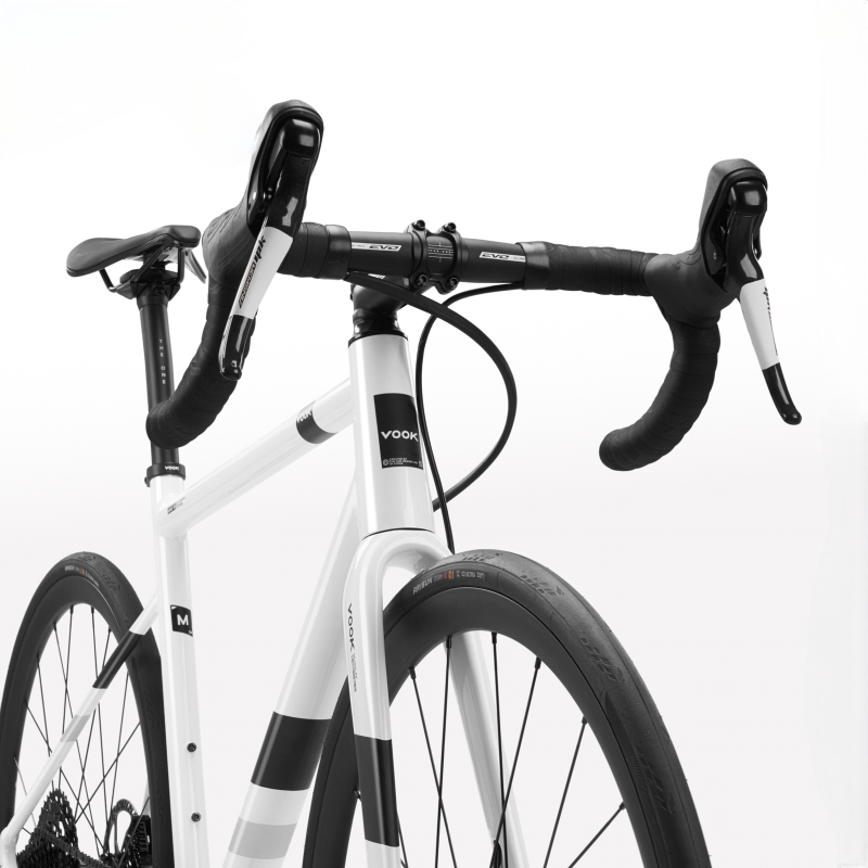 VOOK ONE Road Bike Lightweight 8.3kg, a 13-speed drivetrain, a T700 carbon fiber fork.