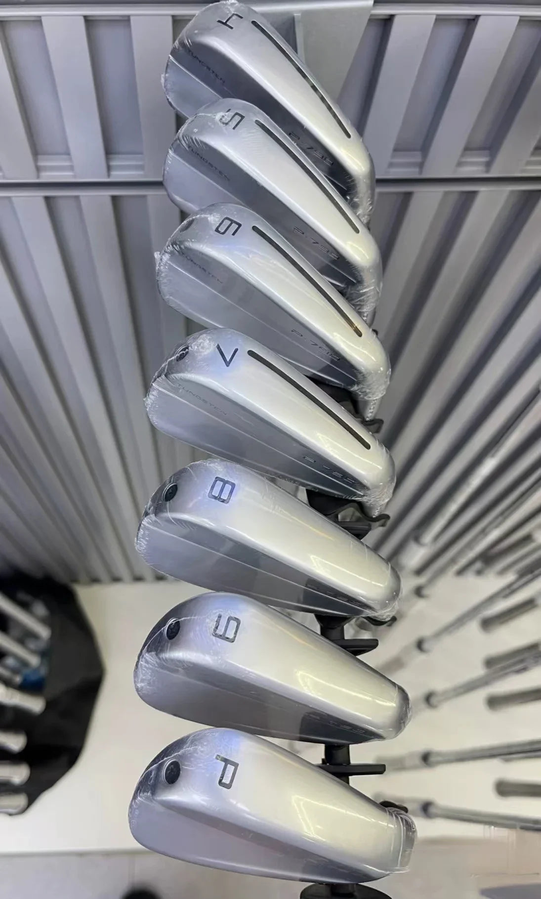 7-Piece Golf Iron Set: Silver  4-9P  R/S Flex